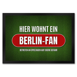 Hier wohnt ein Berlin-Fan Fußmatte mit Rasen Motiv