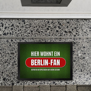 Hier wohnt ein Berlin-Fan Fußmatte mit Rasen Motiv
