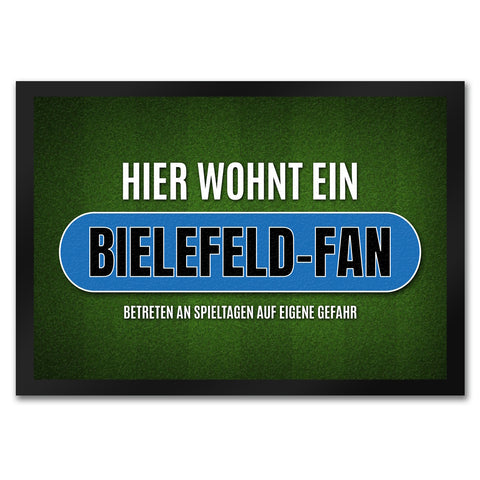 Hier wohnt ein Bielefeld-Fan Fußmatte mit Rasen Motiv