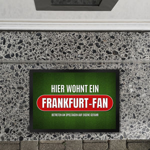 Hier wohnt ein Frankfurt-Fan Fußmatte mit Rasen Motiv