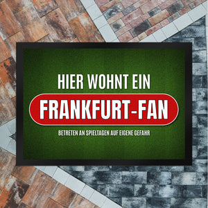 Hier wohnt ein Frankfurt-Fan Fußmatte mit Rasen Motiv