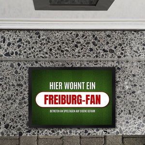 Hier wohnt ein Freiburg-Fan Fußmatte mit Rasen Motiv