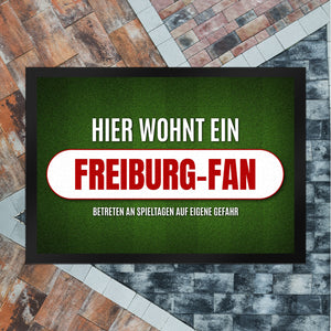 Hier wohnt ein Freiburg-Fan Fußmatte mit Rasen Motiv