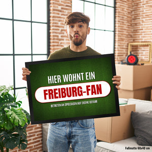 Hier wohnt ein Freiburg-Fan Fußmatte mit Rasen Motiv