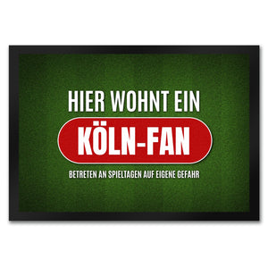 Hier wohnt ein Köln-Fan Fußmatte mit Rasen Motiv