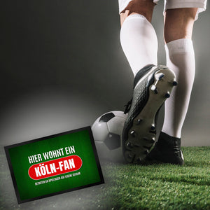 Hier wohnt ein Köln-Fan Fußmatte mit Rasen Motiv