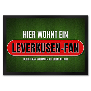 Hier wohnt ein Leverkusen-Fan Fußmatte mit Rasen Motiv