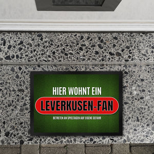 Hier wohnt ein Leverkusen-Fan Fußmatte mit Rasen Motiv