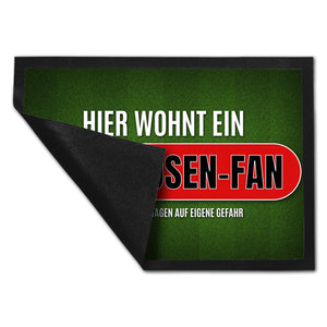 Hier wohnt ein Leverkusen-Fan Fußmatte mit Rasen Motiv