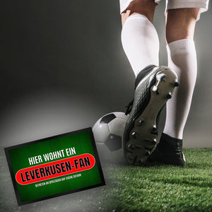 Hier wohnt ein Leverkusen-Fan Fußmatte mit Rasen Motiv
