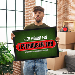 Hier wohnt ein Leverkusen-Fan Fußmatte mit Rasen Motiv