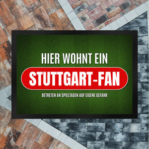 Hier wohnt ein Fußballfan Fußmatte mit Rasen Motiv - Fußball Tor Verein Ball Fußballplatz Platz Spiel