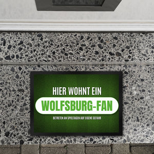 Hier wohnt ein Wolfsburg-Fan Fußmatte mit Rasen Motiv