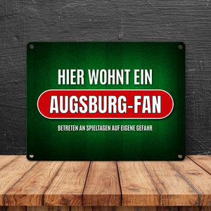 Hier wohnt ein Augsburg-Fan Metallschild mit Rasen Motiv