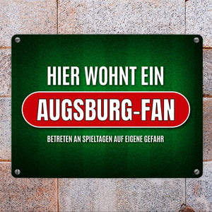 Hier wohnt ein Augsburg-Fan Metallschild mit Rasen Motiv