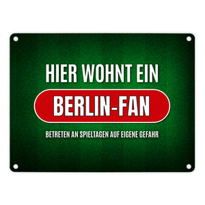 Hier wohnt ein Berlin-Fan -weiß Metallschild mit Rasen Motiv