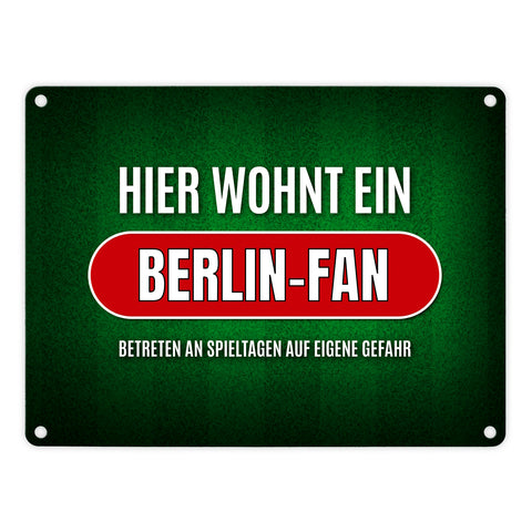 Hier wohnt ein Berlin-Fan -weiß Metallschild mit Rasen Motiv