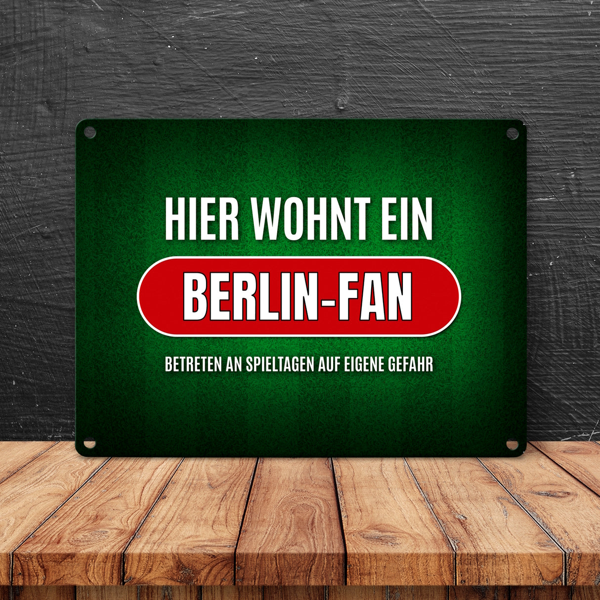 Hier wohnt ein Berlin-Fan -weiß Metallschild mit Rasen Motiv