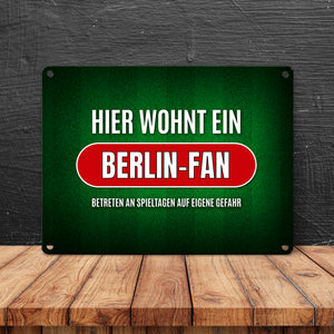 Hier wohnt ein Berlin-Fan -weiß Metallschild mit Rasen Motiv