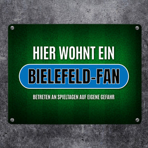 Hier wohnt ein Bielefeld-Fan Metallschild mit Rasen Motiv