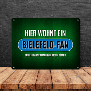 Hier wohnt ein Bielefeld-Fan Metallschild mit Rasen Motiv