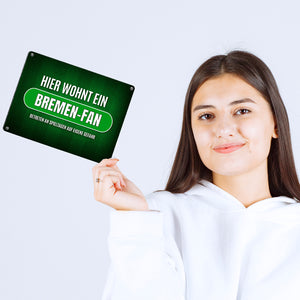 Hier wohnt ein Bremen-Fan Metallschild mit Rasen Motiv