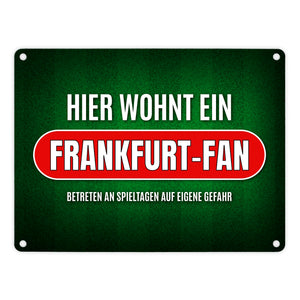 Hier wohnt ein Frankfurt-Fan Metallschild mit Rasen Motiv