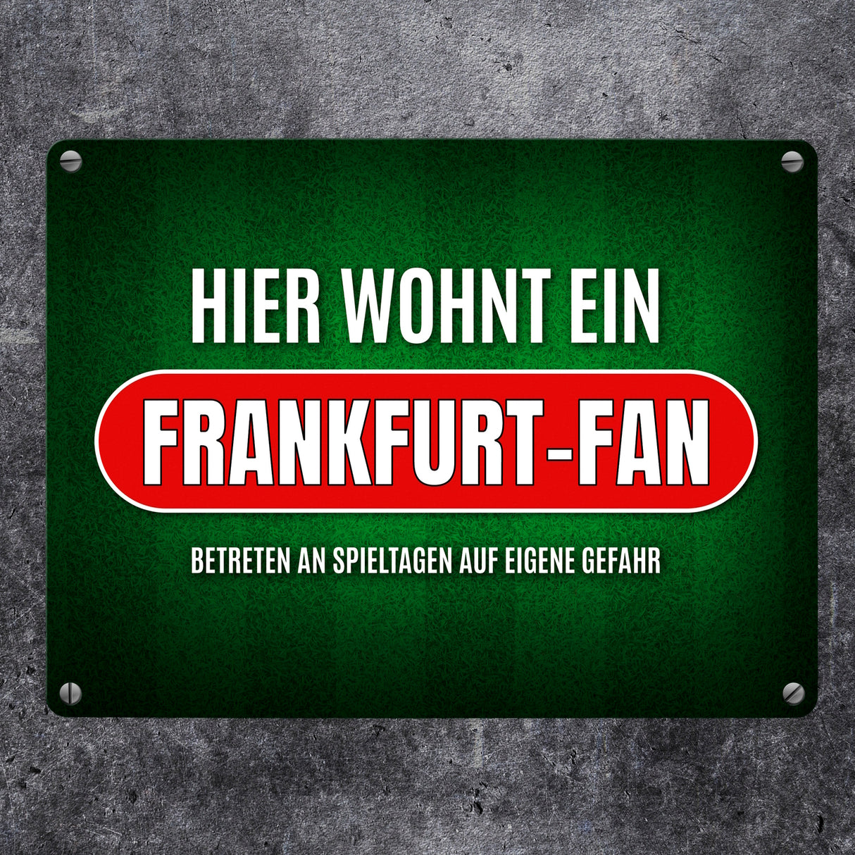 Hier wohnt ein Frankfurt-Fan Metallschild mit Rasen Motiv