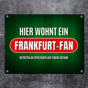 Hier wohnt ein Frankfurt-Fan Metallschild mit Rasen Motiv