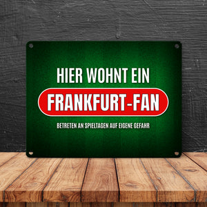 Hier wohnt ein Frankfurt-Fan Metallschild mit Rasen Motiv