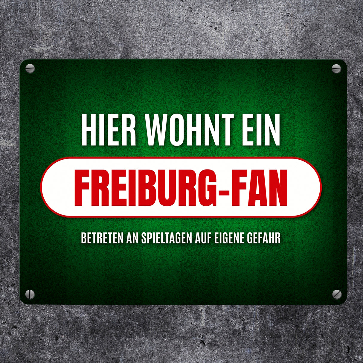Hier wohnt ein Freiburg-Fan Metallschild mit Rasen Motiv