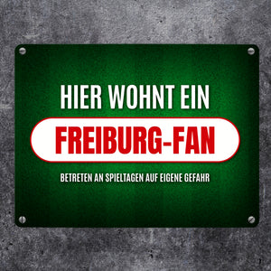 Hier wohnt ein Freiburg-Fan Metallschild mit Rasen Motiv
