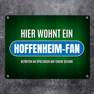 Hier wohnt ein Hoffenheim-Fan Metallschild mit Rasen Motiv