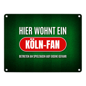 Hier wohnt ein Köln-Fan Metallschild mit Rasen Motiv
