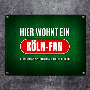 Hier wohnt ein Köln-Fan Metallschild mit Rasen Motiv