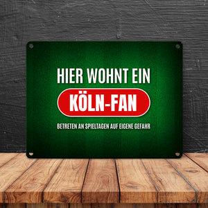 Hier wohnt ein Köln-Fan Metallschild mit Rasen Motiv