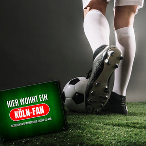 Hier wohnt ein Köln-Fan Metallschild mit Rasen Motiv