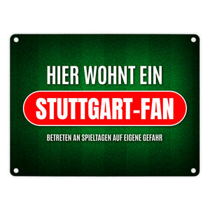 Hier wohnt ein Fußballfan Metallschild mit Rasen Motiv - Fußball Tor Verein Fußballplatz Platz kicken