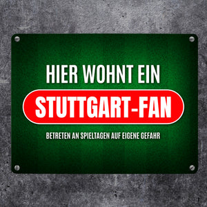 Hier wohnt ein Fußballfan Metallschild mit Rasen Motiv - Fußball Tor Verein Fußballplatz Platz kicken