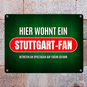 Hier wohnt ein Fußballfan Metallschild mit Rasen Motiv - Fußball Tor Verein Fußballplatz Platz kicken