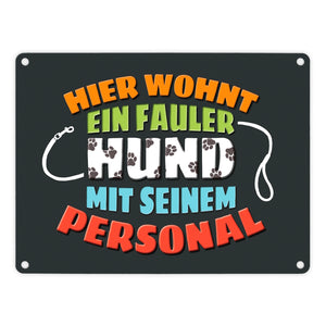 Hier wohnt ein fauler Hund mit seinem Personal Metallschild