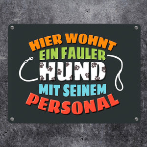 Hier wohnt ein fauler Hund mit seinem Personal Metallschild