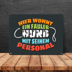 Hier wohnt ein fauler Hund mit seinem Personal Metallschild