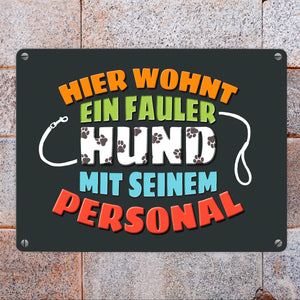 Hier wohnt ein fauler Hund mit seinem Personal Metallschild