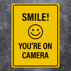 Smile you're on camera Metallschild - Kamera Lachen Lächeln Grundstück Eigentum Geischt