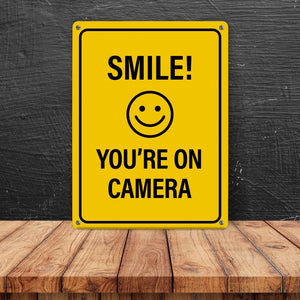 Smile you're on camera Metallschild - Kamera Lachen Lächeln Grundstück Eigentum Geischt