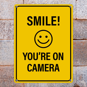 Smile you're on camera Metallschild - Kamera Lachen Lächeln Grundstück Eigentum Geischt