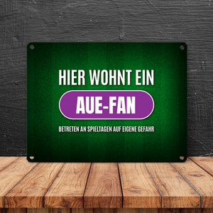 Hier wohnt ein Aue-Fan Metallschild mit Rasen Motiv