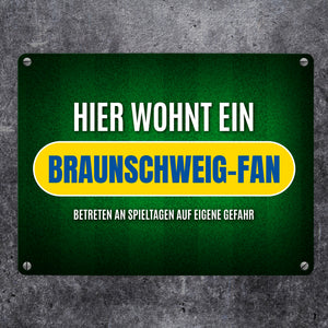 Hier wohnt ein Braunschweig-Fan Metallschild mit Rasen Motiv