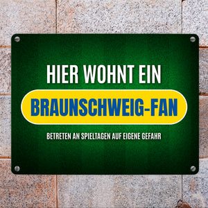 Hier wohnt ein Braunschweig-Fan Metallschild mit Rasen Motiv